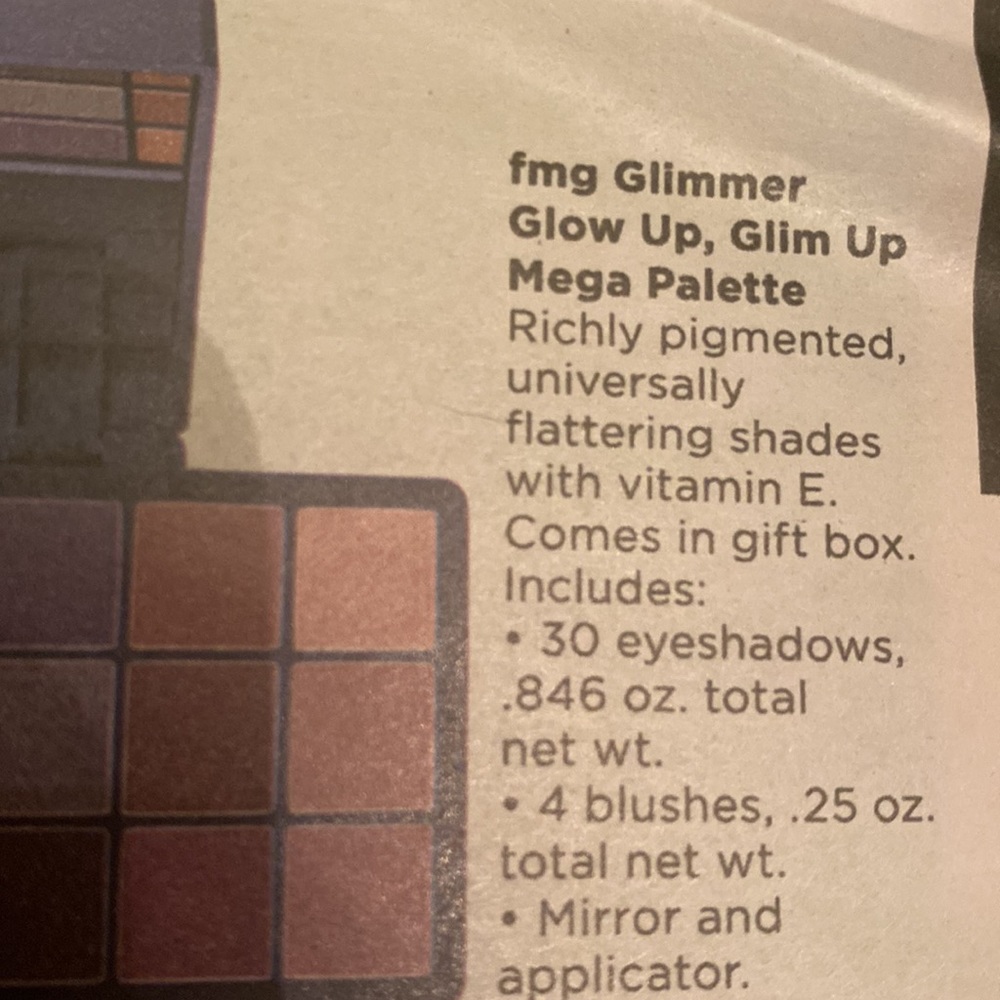 Glimmer glow up mega  palette : 30 eyeshadows, 4 blushes with applicator &mirror - Picture 8 of 8